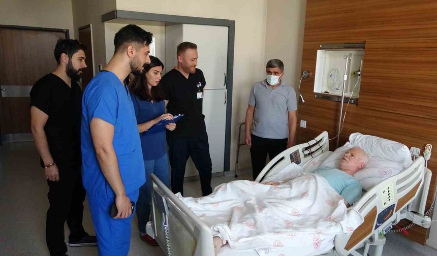 Van’da kritik damar yırtığı ameliyatı: 15 kişilik ekip hastayı hayata döndürdü