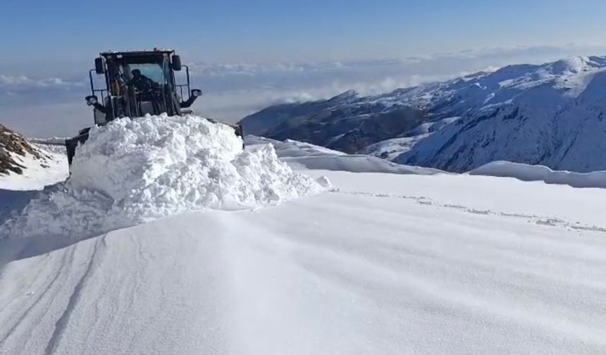 Varto'da kar yağışı 26 köy yolunu ulaşıma kapattı