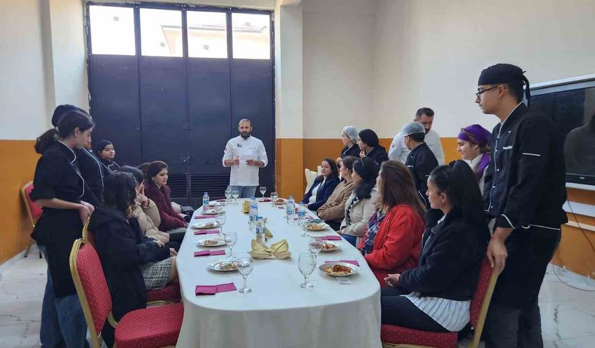 Yemek yarışmasında öğrenciler hünerlerini sergiledi, anneler puan verdi