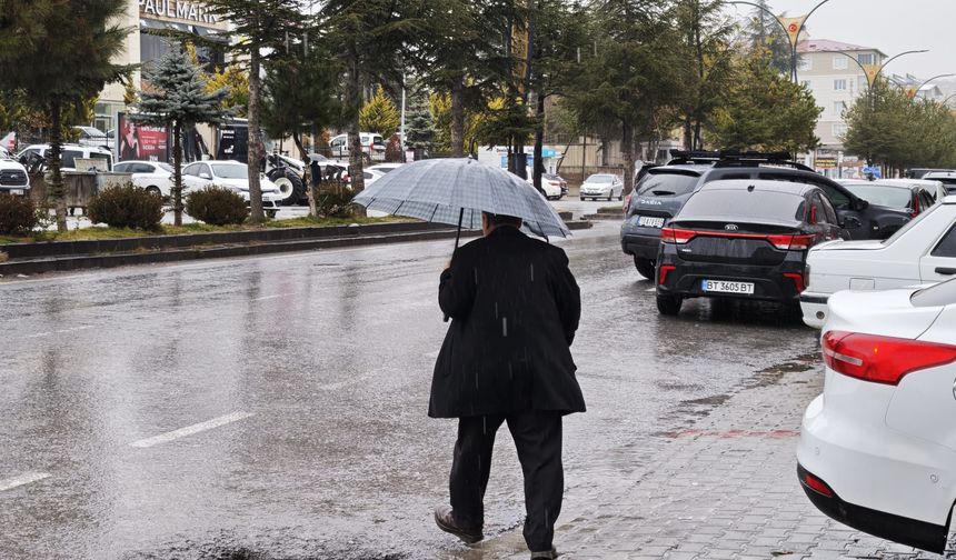 Ahlat’ta sağanak yağış etkili oluyor