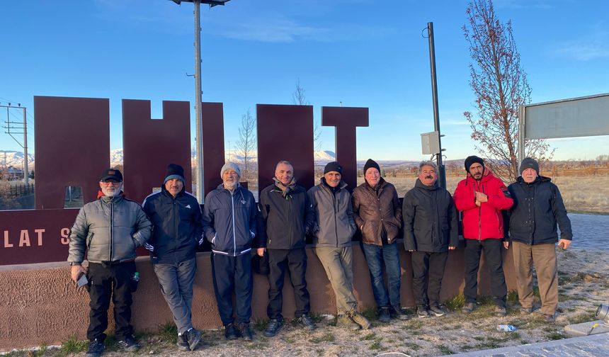 Ahlat Gezi ekibi soğuk havaya aldırmadan doğa yürüyüşlerini sürdürüyor