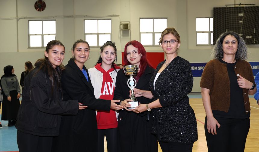 Bitlis Eren Üniversitesi Öğrenci Voleybol Turnuvası Sona Erd