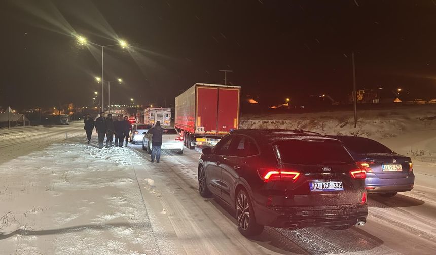 Bitlis’te kar ve tipi ulaşımı olumsuz etkiledi