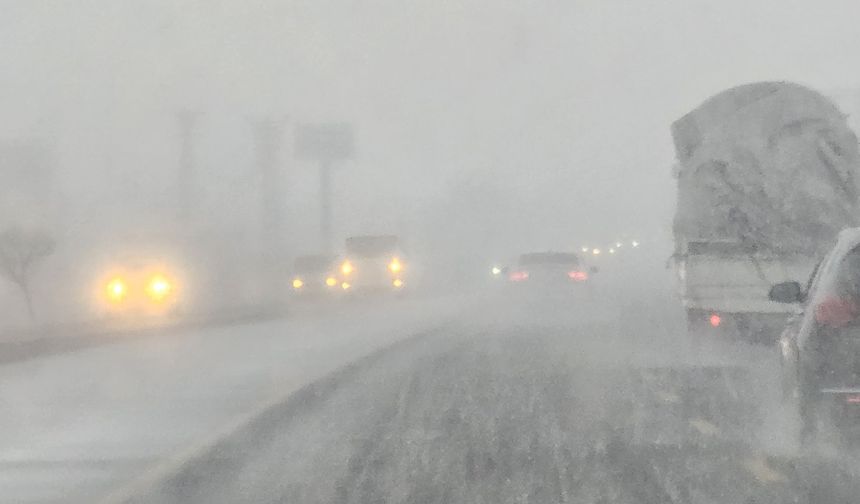 Tatvan’da yağmur yerini kar yağışına bıraktı