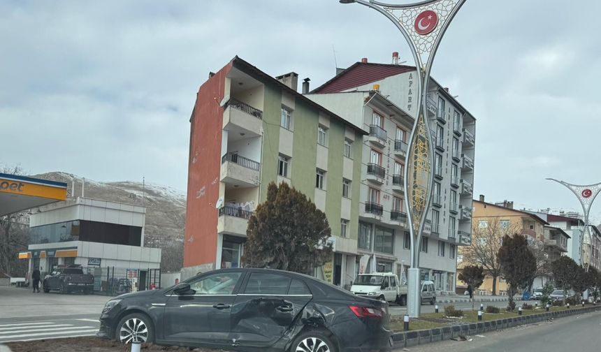 Adilcevaz’da maddi hasarlı trafik kazası