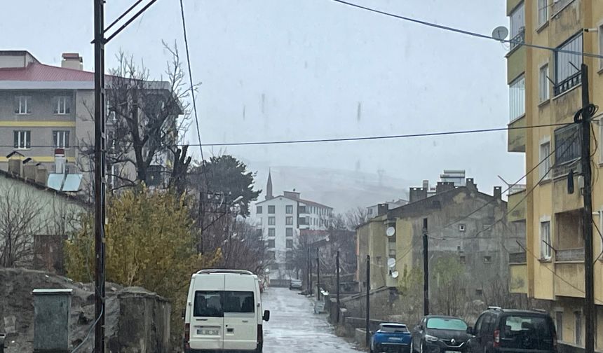 Tatvan’da yağmur devam ediyor