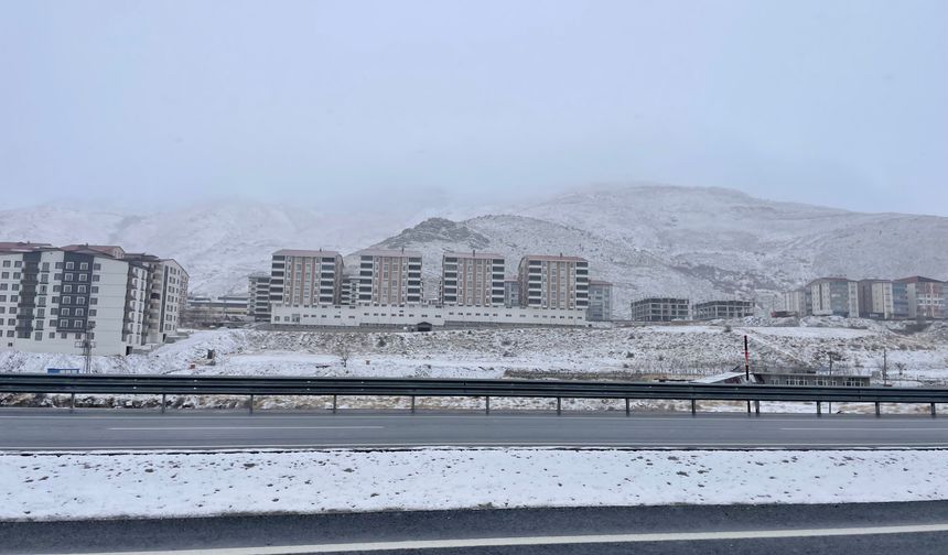 Bitlis’te Gece Başlayan Kar Yağışı Kenti Beyaza Bürüdü