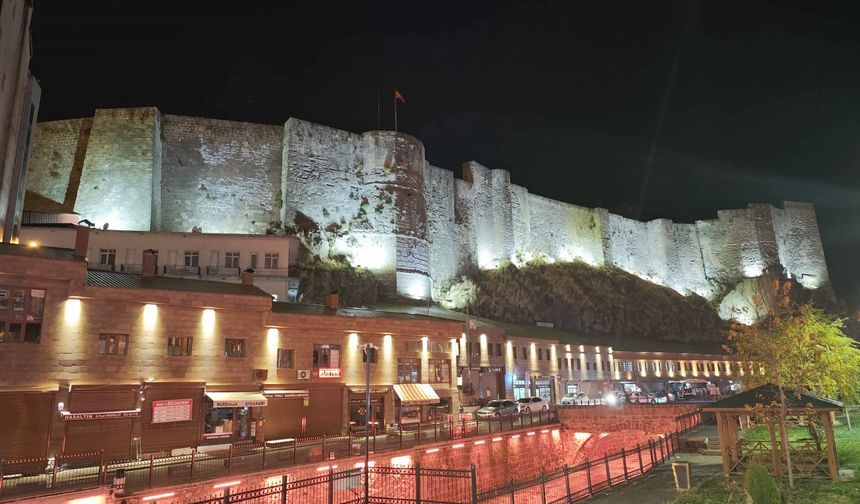 Işıklandırılan Bitlis Kalesi gece görüntüleriyle büyülüyor