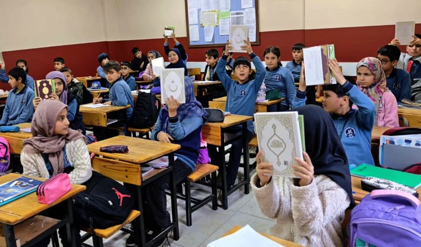Kur’an-ı Kerim dersini seçen öğrencilere TDV’den anlamlı hediye