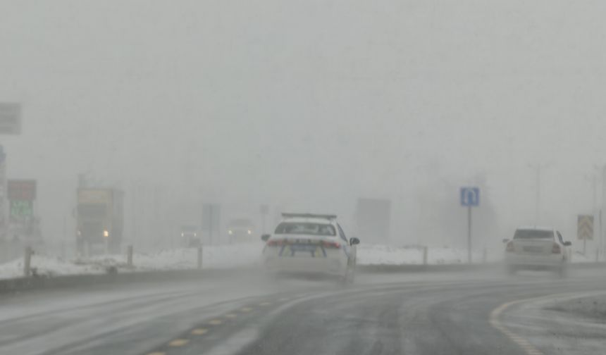Bitlis’te kar yağışı görüş mesafesini düşürdü