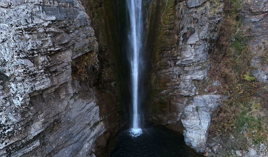 Mutki’nin Saklı Cenneti: 60 metrelik Gümüşkanat Şelalesi