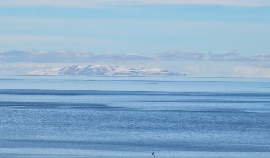 Van Gölü’nde nadir görülen manzara objektife yansıdı