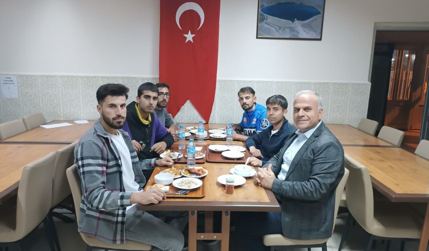 KYK müdürü Beşkardeş, öğrencilerle akşam yemeğinde bir araya geldi