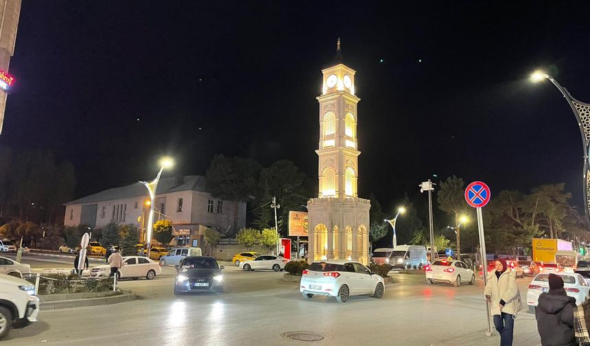 Tatvan’ın Simgesi Saat Kulesi Akşamları Görsel Şölen Sunuyor