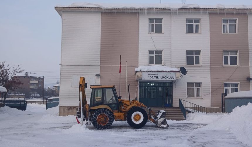 Güroymak’ta okul bahçeleri temizlendi