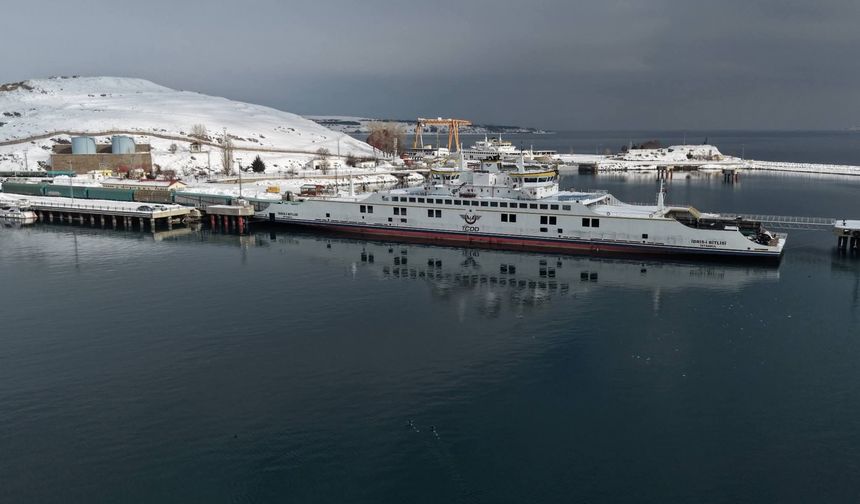 Tatvan’da feribotlar karla bütünleşti