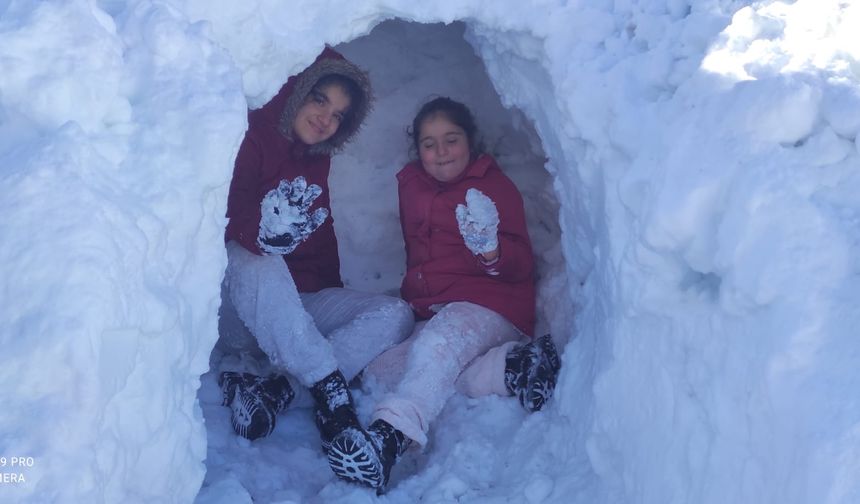 Güroymak’ta çocuklardan kardan ev