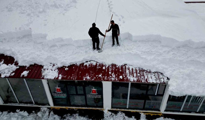 Bitlis'te çatılarda güvenlik için kar temizliği yapılıyor