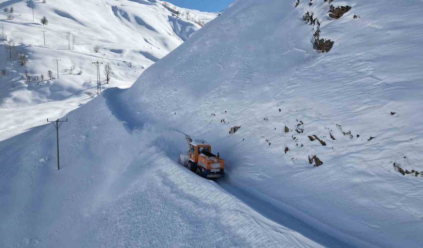 Bitlis'te kar esareti sürüyor: Köy yollarında 3 metrelik karla mücadele