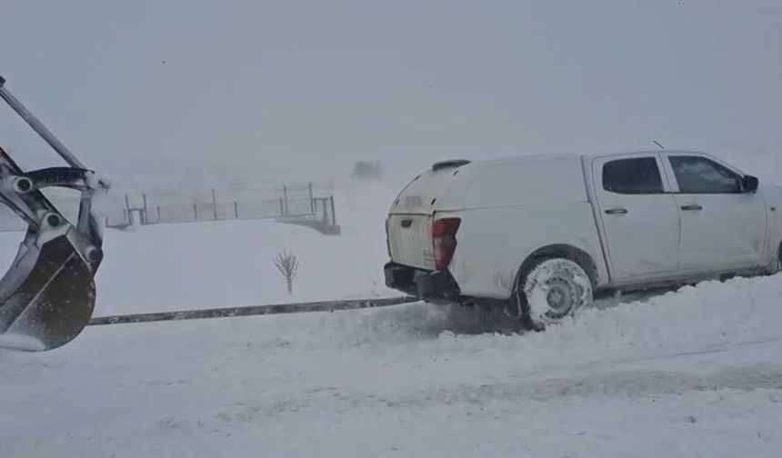 Elazığ’da karda mahsur kalan sürücülerin imdadına ekipler yetişti