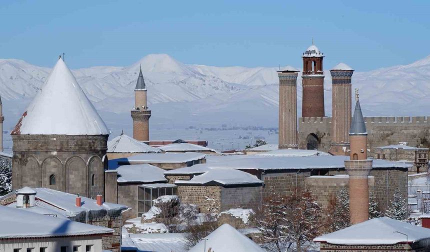 Erzurum merkezde okullara kar engeli