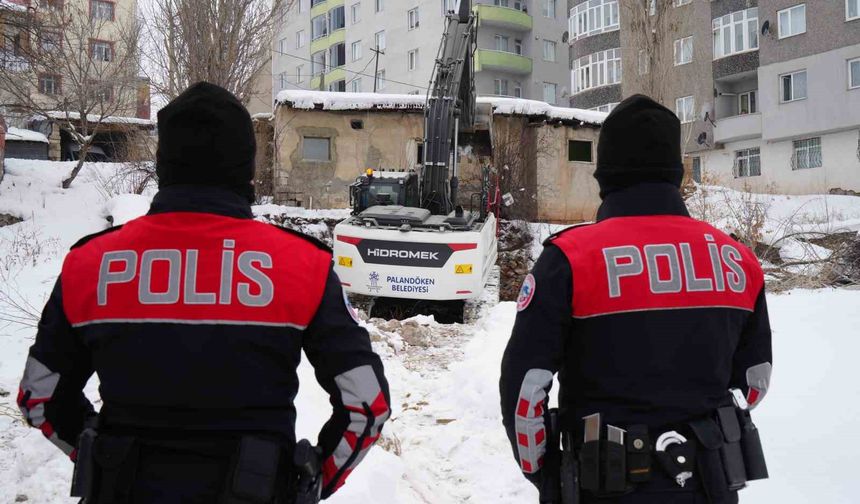 Erzurum'da tehlike oluşturan metruk binalar tek tek yıkılıyor
