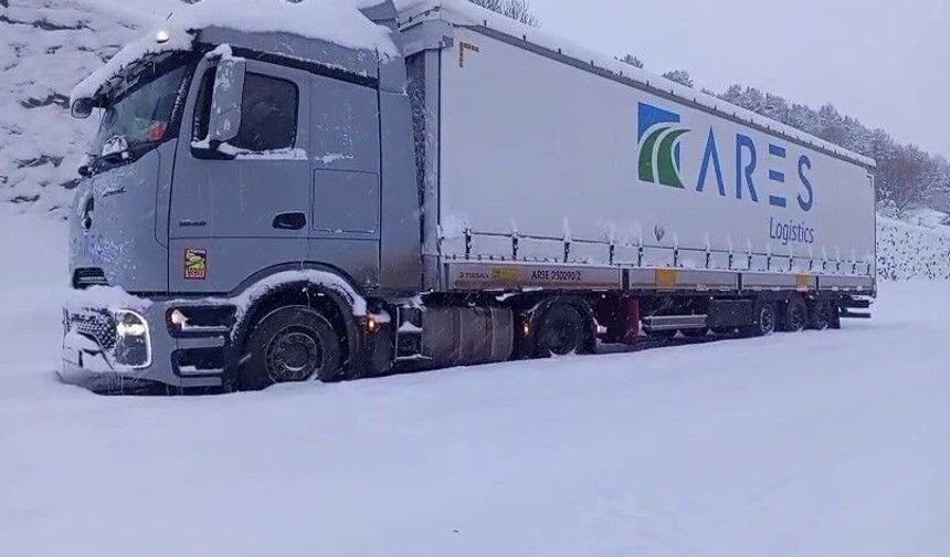 Ilgar Dağı’nda kış esareti: 20 tır kar nedeniyle yolda kaldı