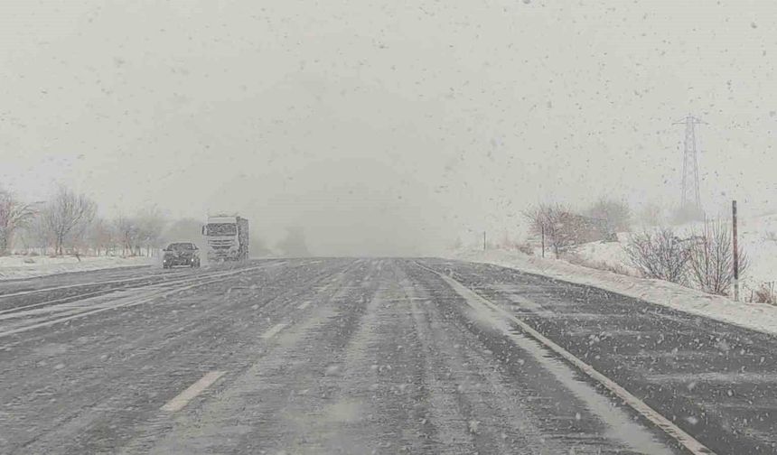 Kar yağışı Van-Bitlis yolunda etkili oluyor