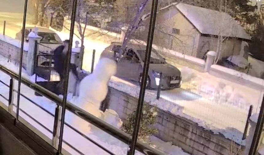 Kardan adama saldırdı, aracına binip uzaklaştı