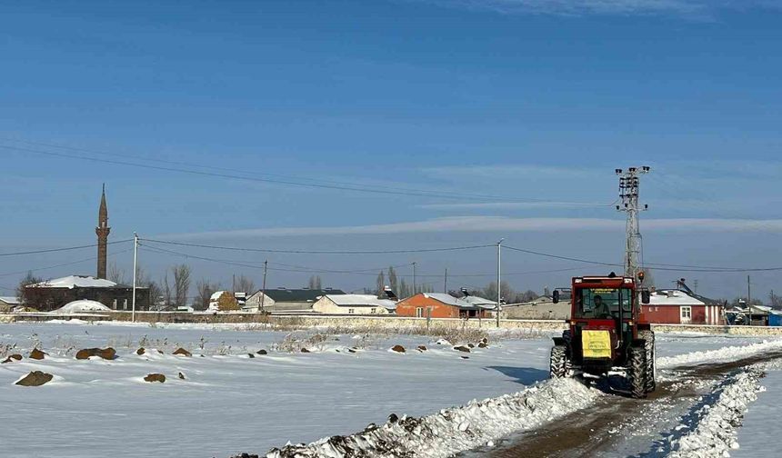 Kars’ta bir vatandaş mezarlık yolunu traktörüyle açtı