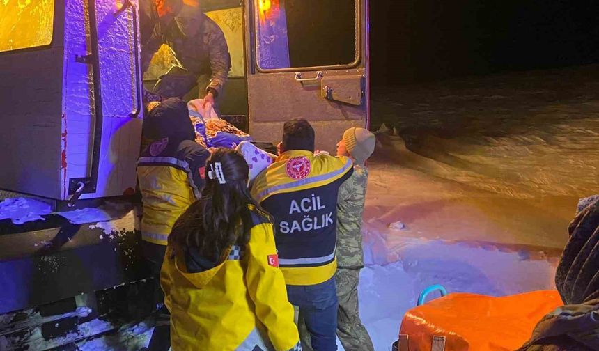 Kars'ta Mehmetçik paletli kar aracıyla yaşlı hastanın imdadına yetişti