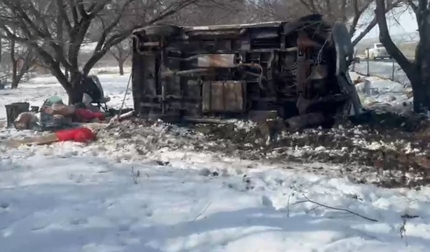 Kontrolden çıkan minibüs bahçeye uçtu