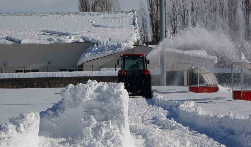Maç öncesi kar temizliği yapıldı