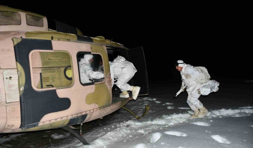 Mehmetçiğin karlı arazide zorlu gece eğitimi