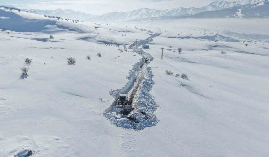 Mezrada kar engeline takılan köylüye ekipler yetişti