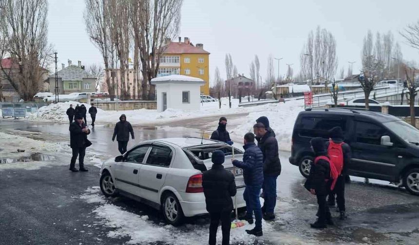 Muş’ta çatıdan kopan kar kütlesi park halindeki araçta hasara neden oldu