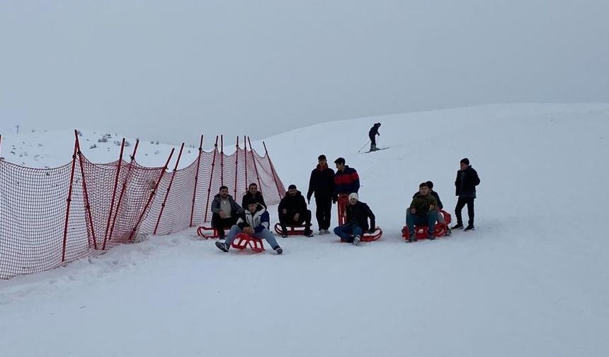 Muş’ta çocuklar yarıyıl tatilini kayakla geçirdi