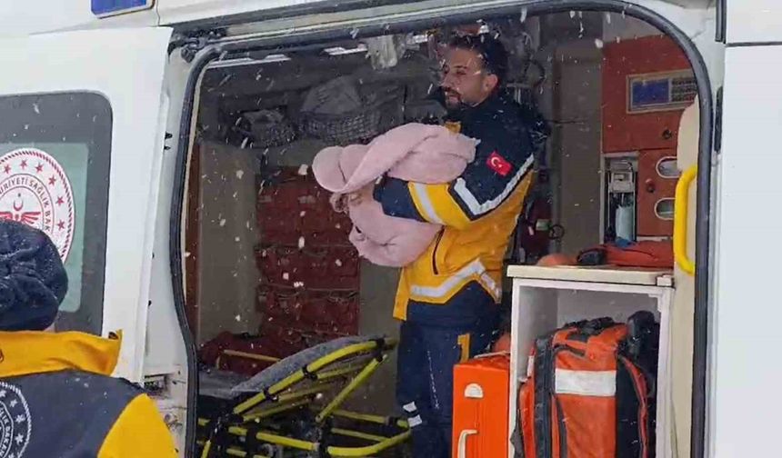 Muş'ta yolcu otobüsü kayarak yoldan çıktı