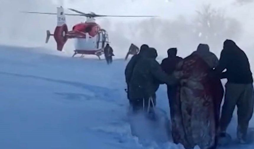 Şemdinli’de zorlu kurtarma operasyonu: Hamile kadın hastaneye ulaştırıldı