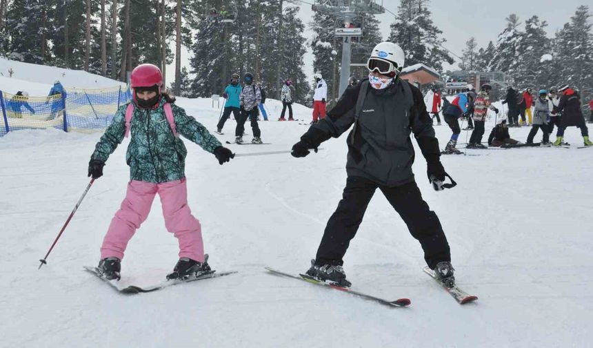 Sömestr tatilini fırsat bilenler Sarıkamış Kayak Merkezine akın etti