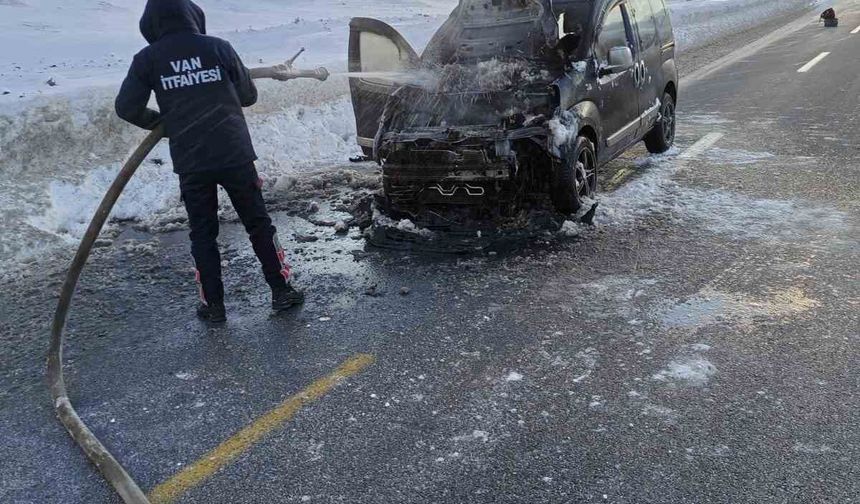 Van'da seyir halindeyken yanan kamyonet korkuya sebep oldu