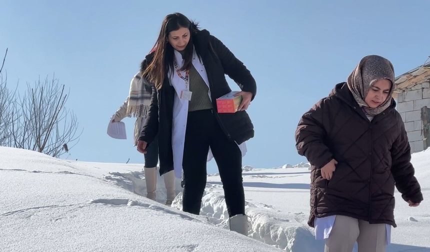 Yüksekova’da 1,5 metrelik karda sağlık hizmeti