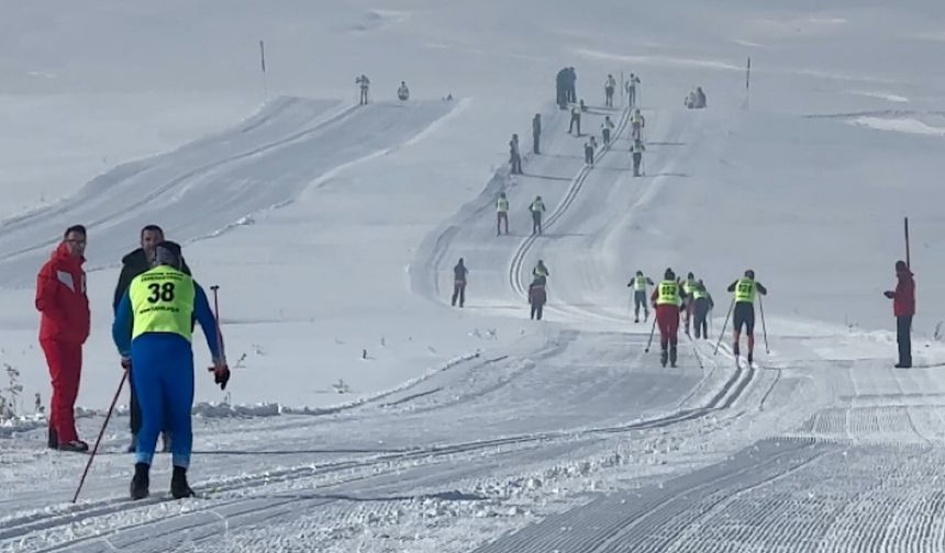 Yüksekova’da kayaklı koşu yarışı renkli görüntülere sahne oldu