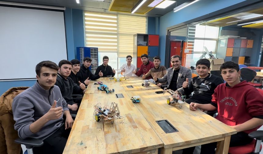 Yüksekova’da kurulan ilk robotik takım İstanbul’a uğurlandı