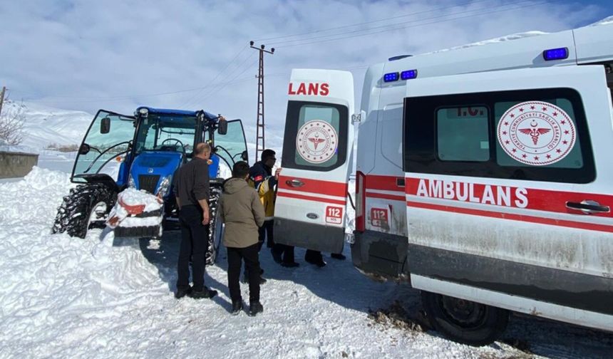 Yüksekova’da zamanla yarış: Hastayı kurtarmak için traktör devreye girdi
