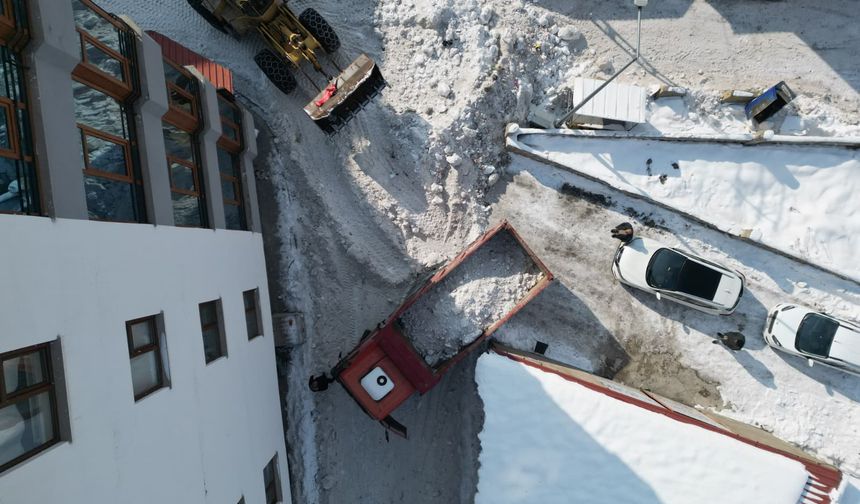 Güroymak’ta karlar şehir dışına taşınıyor