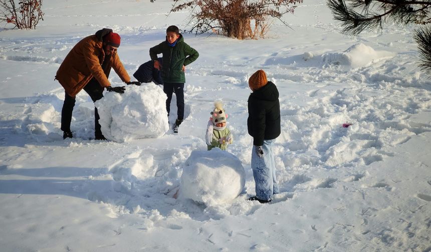 Ahlat’ta güneşi gören çocuklar karın tadını çıkardı