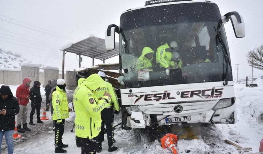 Yolcu otobüsünün polis noktasına çarpma anı görüntüleri ortaya çıktı