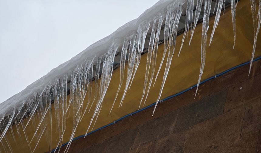 Ahlat’ta dondurucu soğuklar: Dev buz sarkıtları oluştu