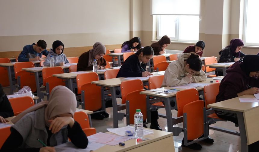 Güroymak’ta Öğrencilere YKS Deneme Sınavı Düzenlendi
